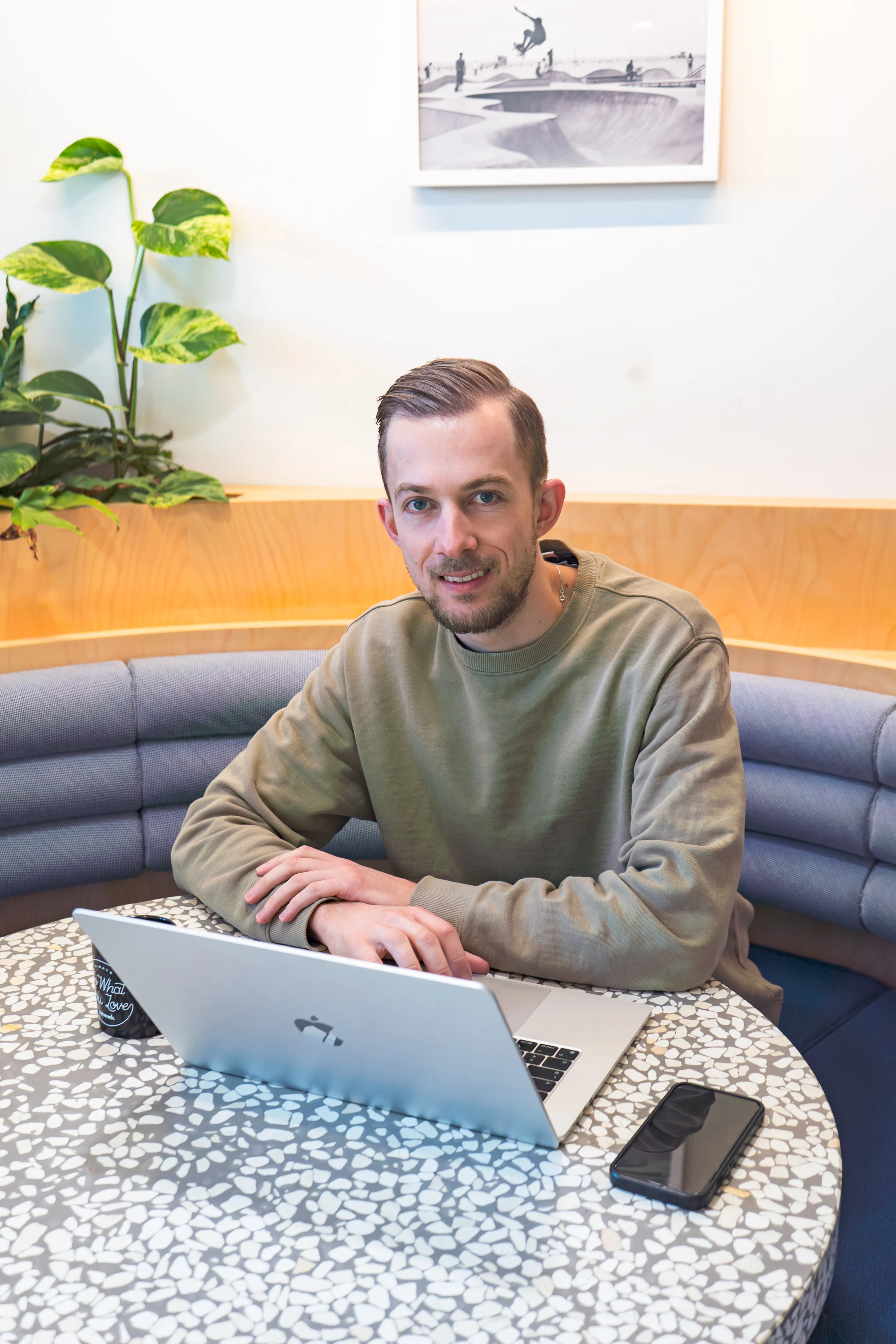 Joshua Heller, AI Engineer und Fractional CAIO, am Laptop