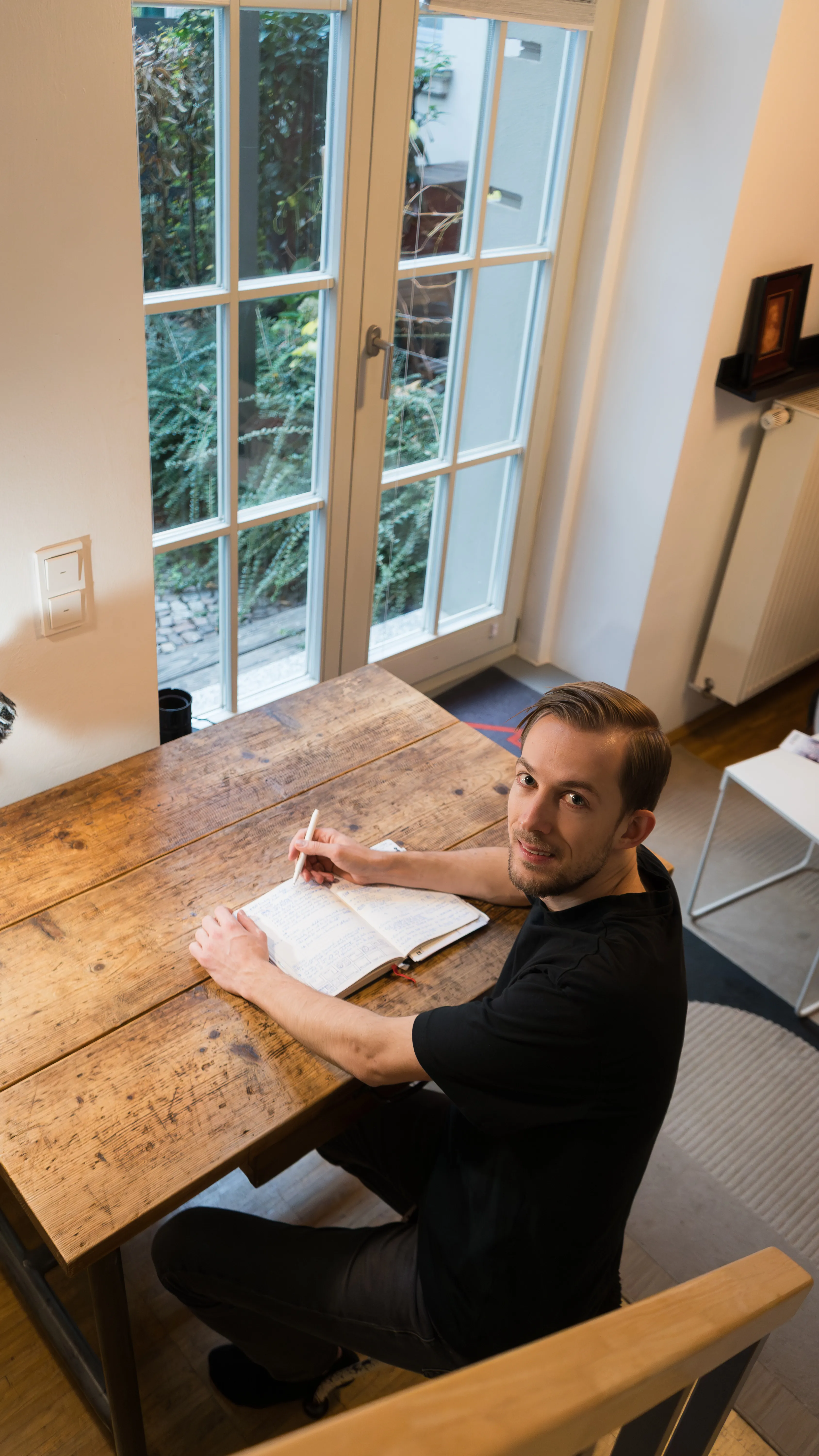 Joshua Heller bei der Arbeit, macht Notizen